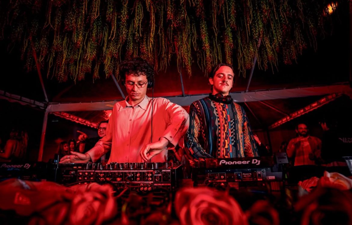B2B — red room